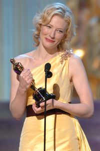 Cate Blanchett holding Oscar 77AA_T4554a