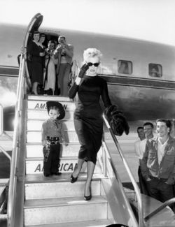 Marilyn Monroe disembarking with little cowboy Marilyn Monroe disembarking with little cowboy